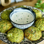 Croquettes de brocolis croustillantes avec cœur fondant à la mozzarella, servies chaudes