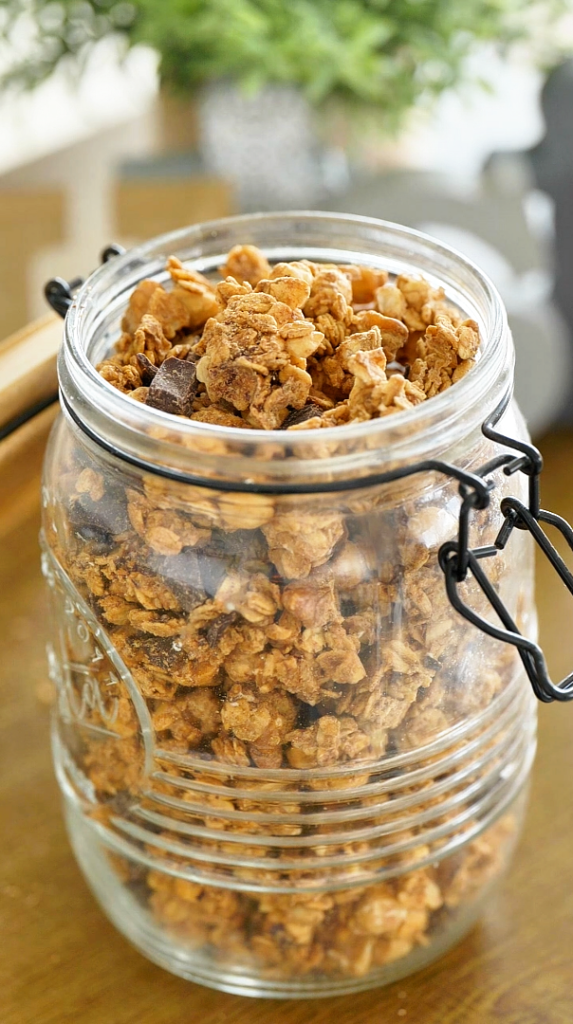 Granola maison croustillant aux flocons d’avoine, fruits secs et miel, servi dans un bol sain et gourmand