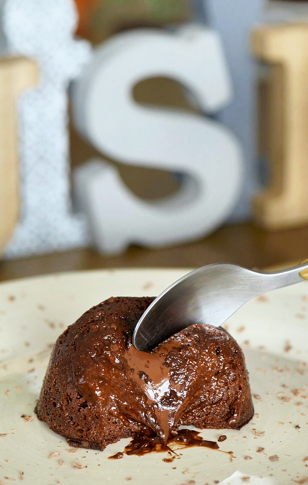 Moelleux cacao avec cœur fondant au chocolat, dessert gourmand et fondant