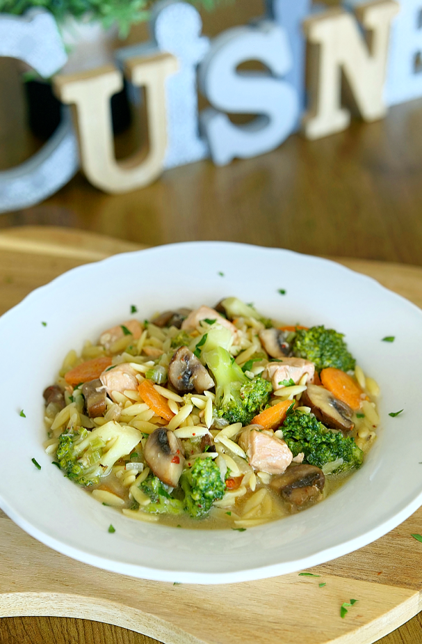 Orzo crémeux au saumon et légumes, servi chaud avec une texture fondante et des morceaux de saumon