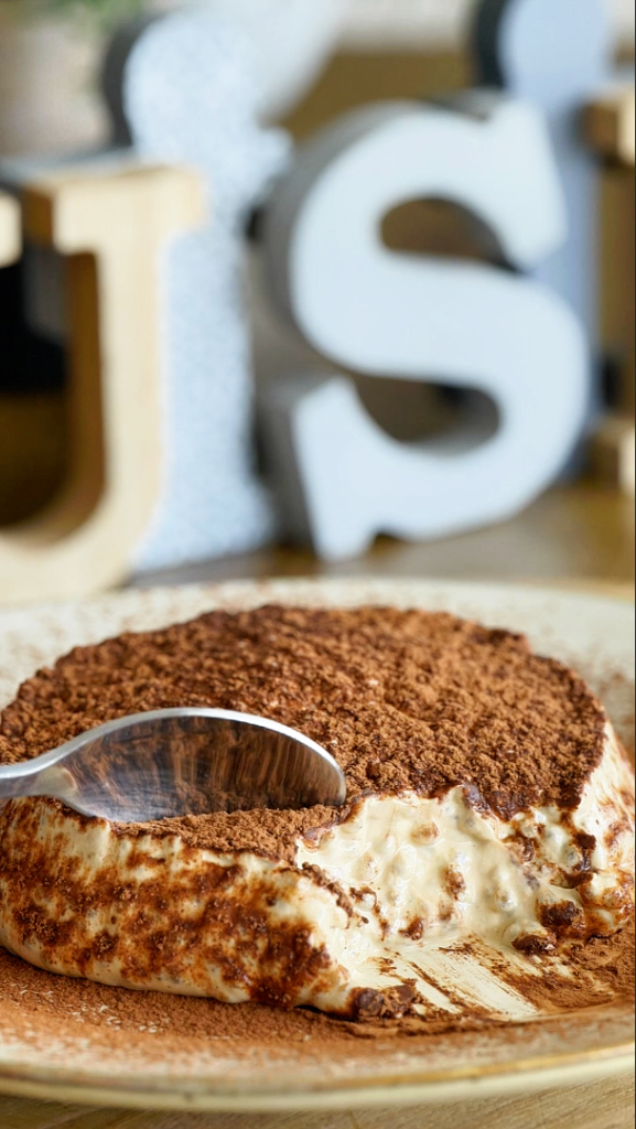 Chia tiramisu en verrine avec couches de crème et cacao, version saine du dessert italien