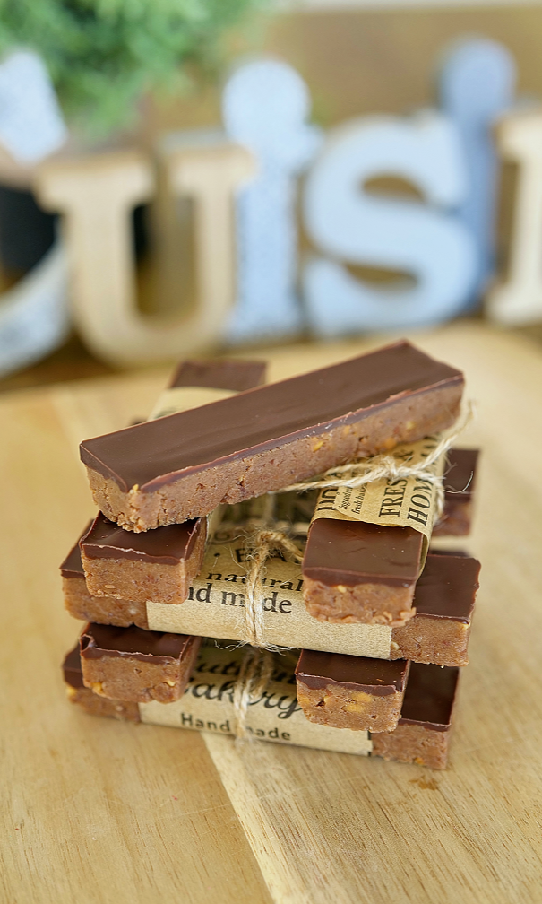 Snacks sans cuisson faibles en calories, présentés en petites portions gourmandes et saines