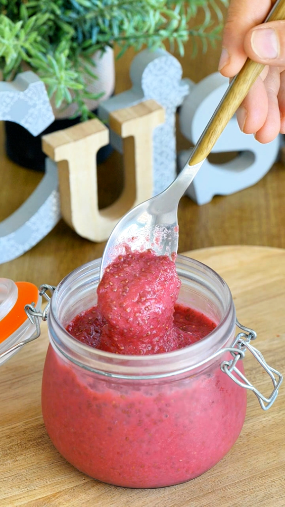 Pot de confiture de fraise express maison, préparée avec des fraises fraîches, à la texture gourmande et naturellement sucrée, idéale au petit-déjeuner ou au goûter.