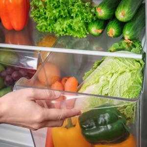 réfrigérateur ouvert avec bac à légumes et aliments frais pour la conservation