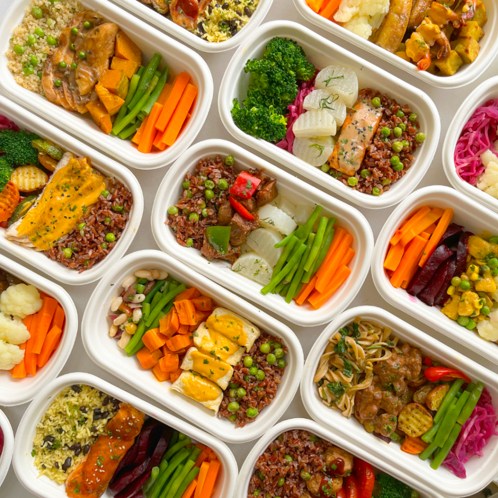 Préparation de repas en batch cooking avec plusieurs plats organisés dans des boîtes de conservation