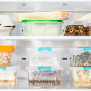 Réfrigérateur bien rangé avec boîtes de conservation et aliments organisés