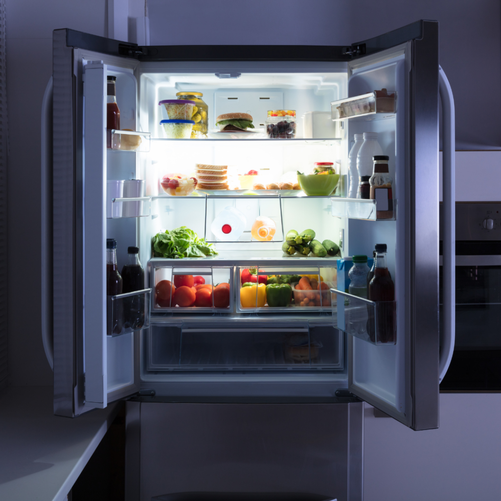 Réfrigérateur ouvert avec aliments rangés et compartimentés pour une meilleure conservation