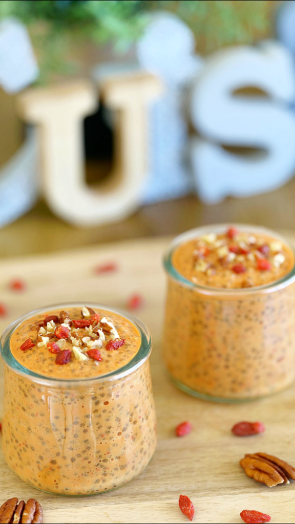 Pudding de chia pomme goji en verrine, à base de graines de chia, morceaux de pomme et baies de goji, texture crémeuse et gourmande pour un petit-déjeuner sain.