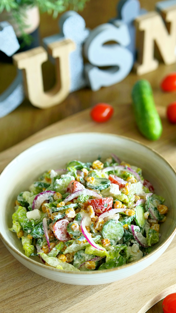 Salade croquante au maïs grillé avec légumes frais, herbes et assaisonnement léger dans un bol coloré