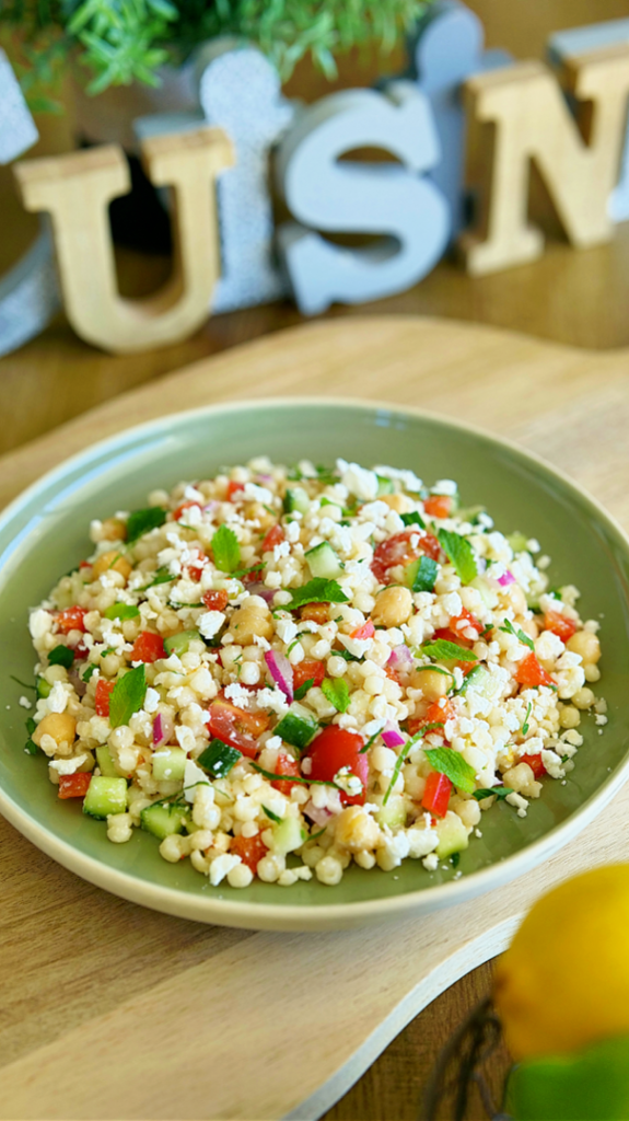 Taboulé de couscous perlé à la méditerranéenne aux légumes frais
